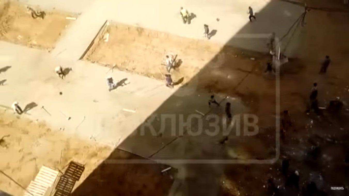 Σε ρινγκ μετατράπηκε εργοτάξιο στη Μόσχα – Μάχη με σφυριά, φτυάρια και γκασμάδες (βίντεο)